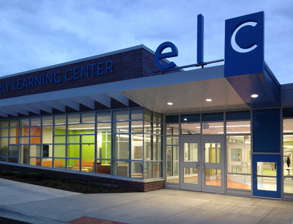 The glassy entry at the CCSD59 Early Learning Center welcomes the community with vibrant colors and views to inside activity. During the day, natural light fills the welcome center and corridor.