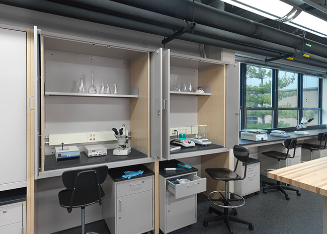 Lockable research carrels allow students to extend their research beyond the class period and even the semester to ensure consistent results. Individual rolling carts keep student materials organized and portable.