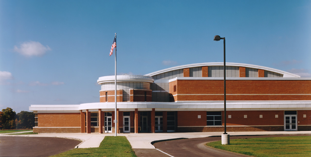 Elementary school with rounded entrance