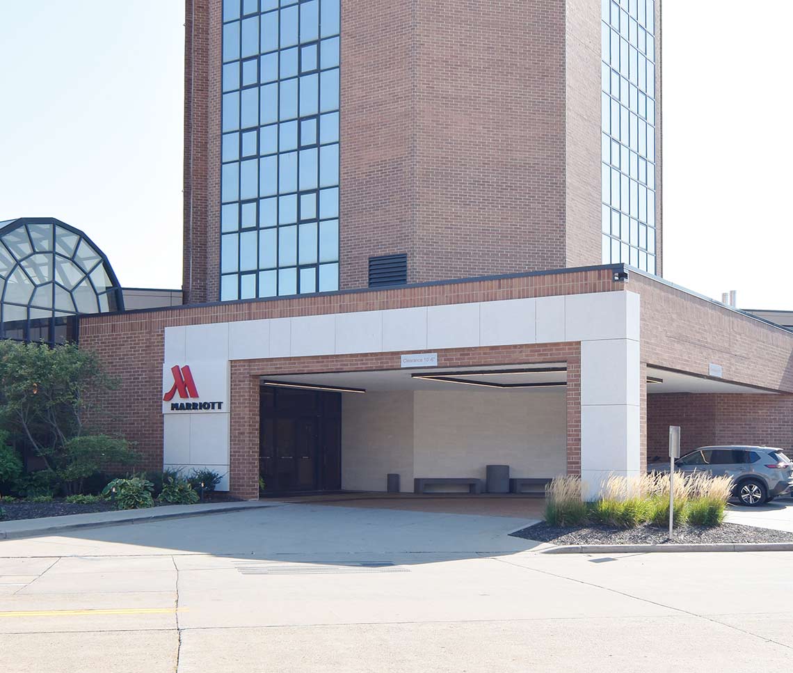 Marriott hotel entry with glass element